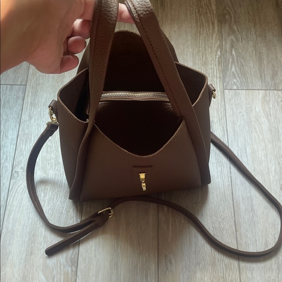 Elegant Brown Leather Tote Bag - Picture 3 of 10